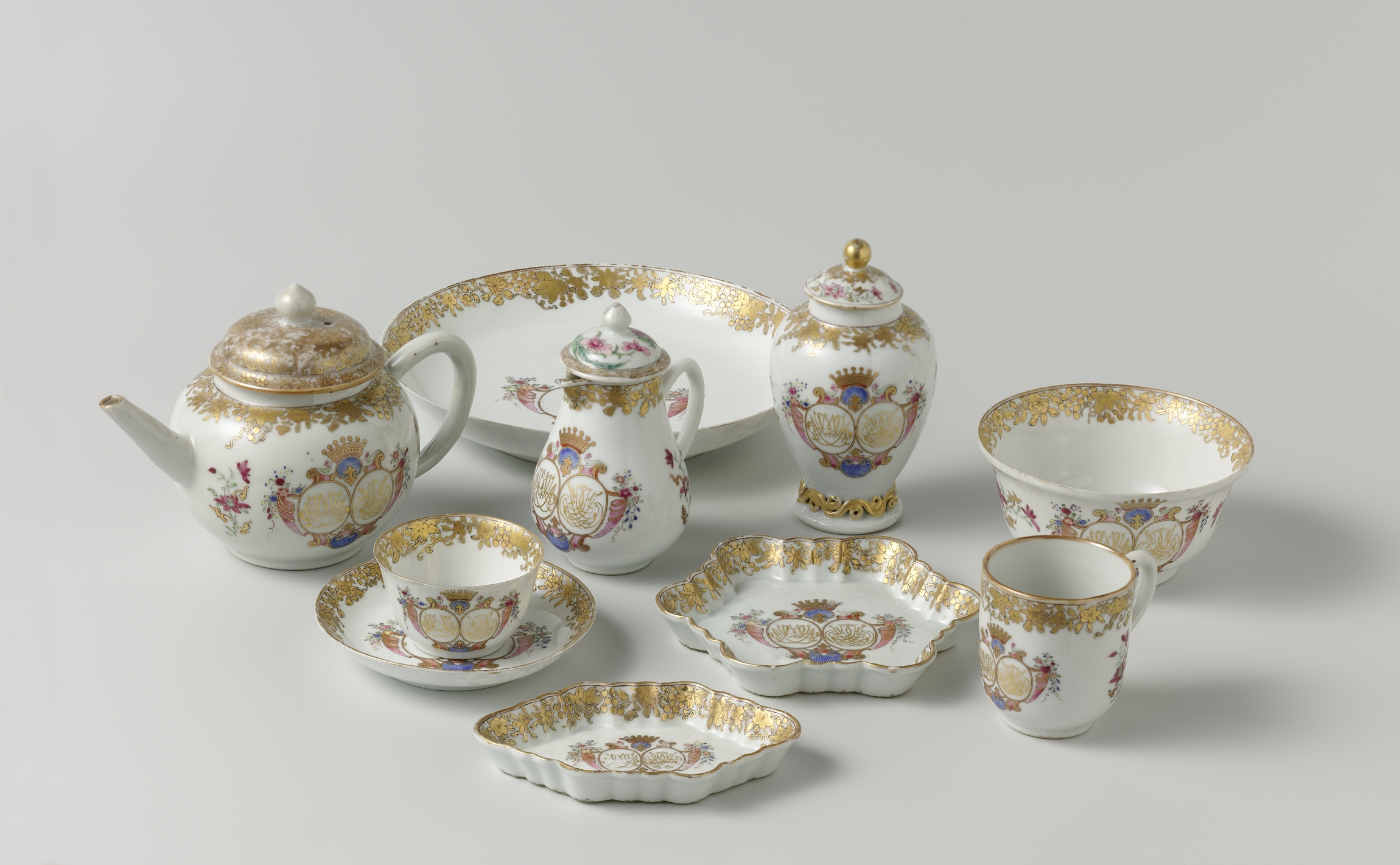 Theeservies voor Maurits van Aerden en Constatia Helena ten Damme, China, 1740, porselein met emailkleuren, Rijksmuseum, AK-RAK-2005-1