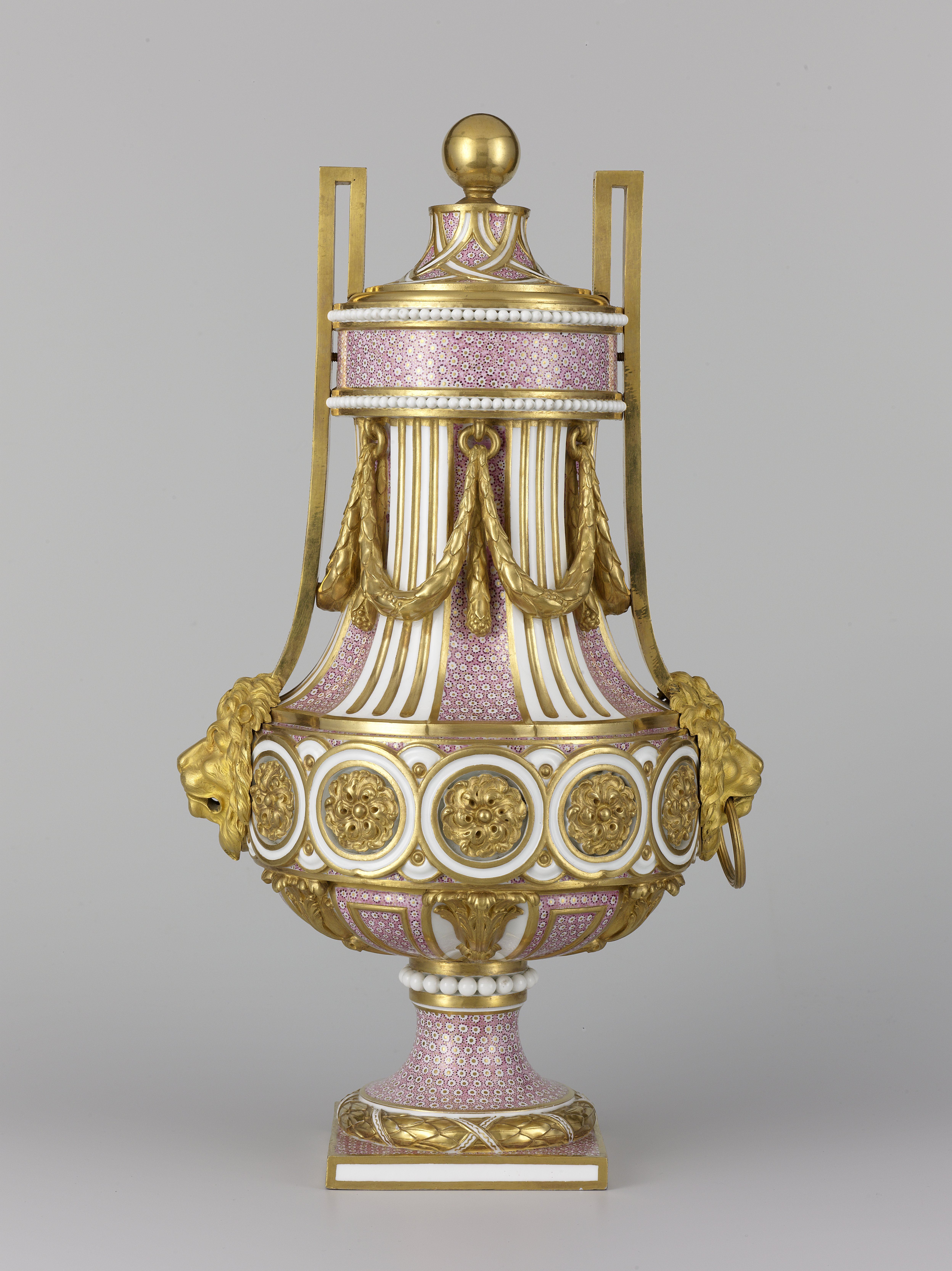 Vaas (vase grec Duplessis rectifié), Manufacture de Sèvres, circa 1780, h 40,1 cm, porselein, Rijksmuseum Amsterdam (BK-17515)