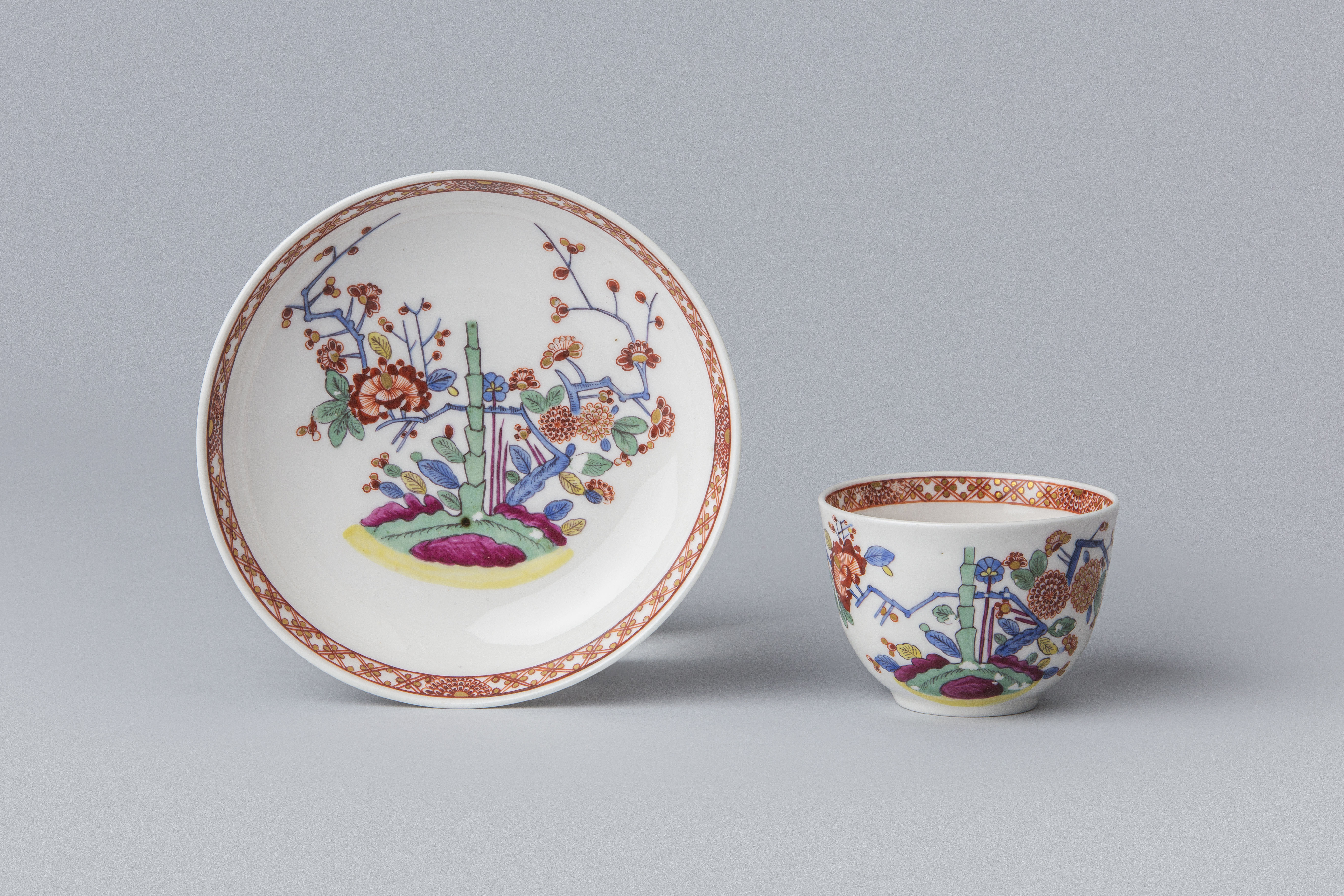 Kop en schotel met polychroom kakiemon decor, Manufactuur Oud-Loosdrecht, circa 1774-1782, h. 5 cm (kop), d. 12,8 cm (schotel), porselein, Keramiekmuseum Princessehof (in bruikleen Ottema-Kingma Stichting), OKS 1968-153