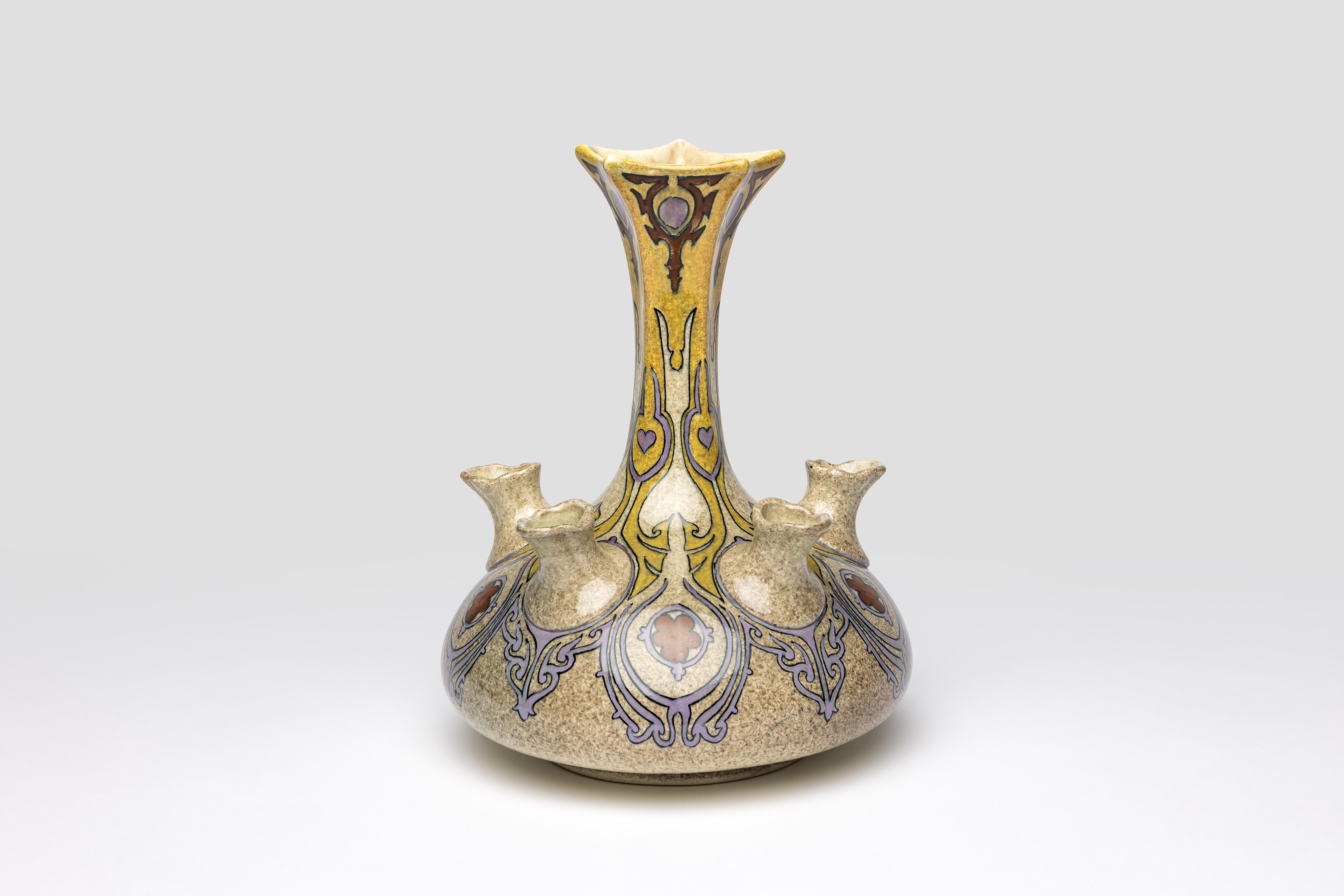Vaas met tuiten en oriëntaals aandoend decor, 1896-1904, Faience- en Tegelfabriek Holland Utrecht, aardewerk, Keramiekmuseum Princessehof, MPH 2011-012