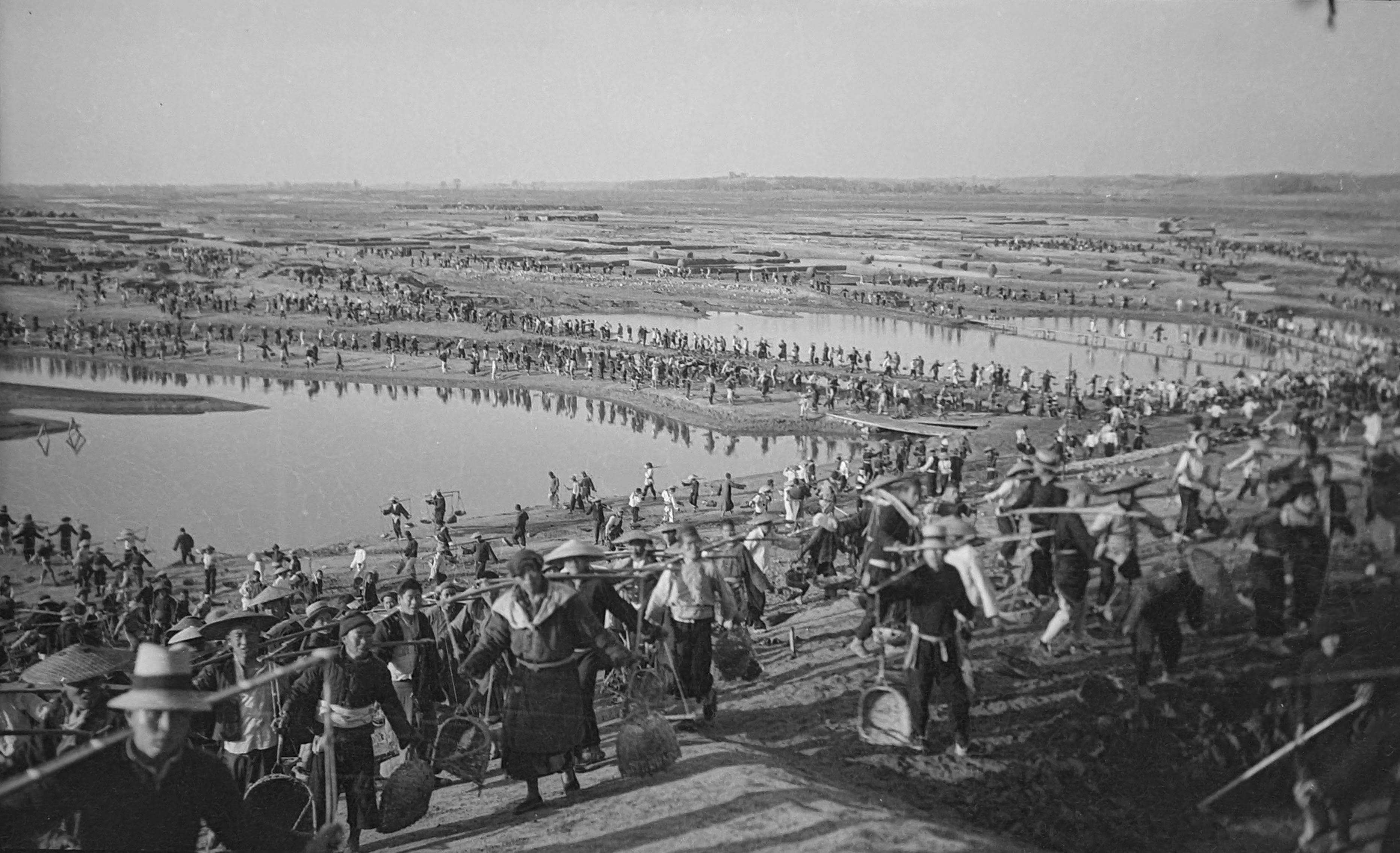 Spoedreparatie aan Yangtzedijk vlakbij Hankou (hedendaags Wuhan), waarschijnlijk augustus 1935