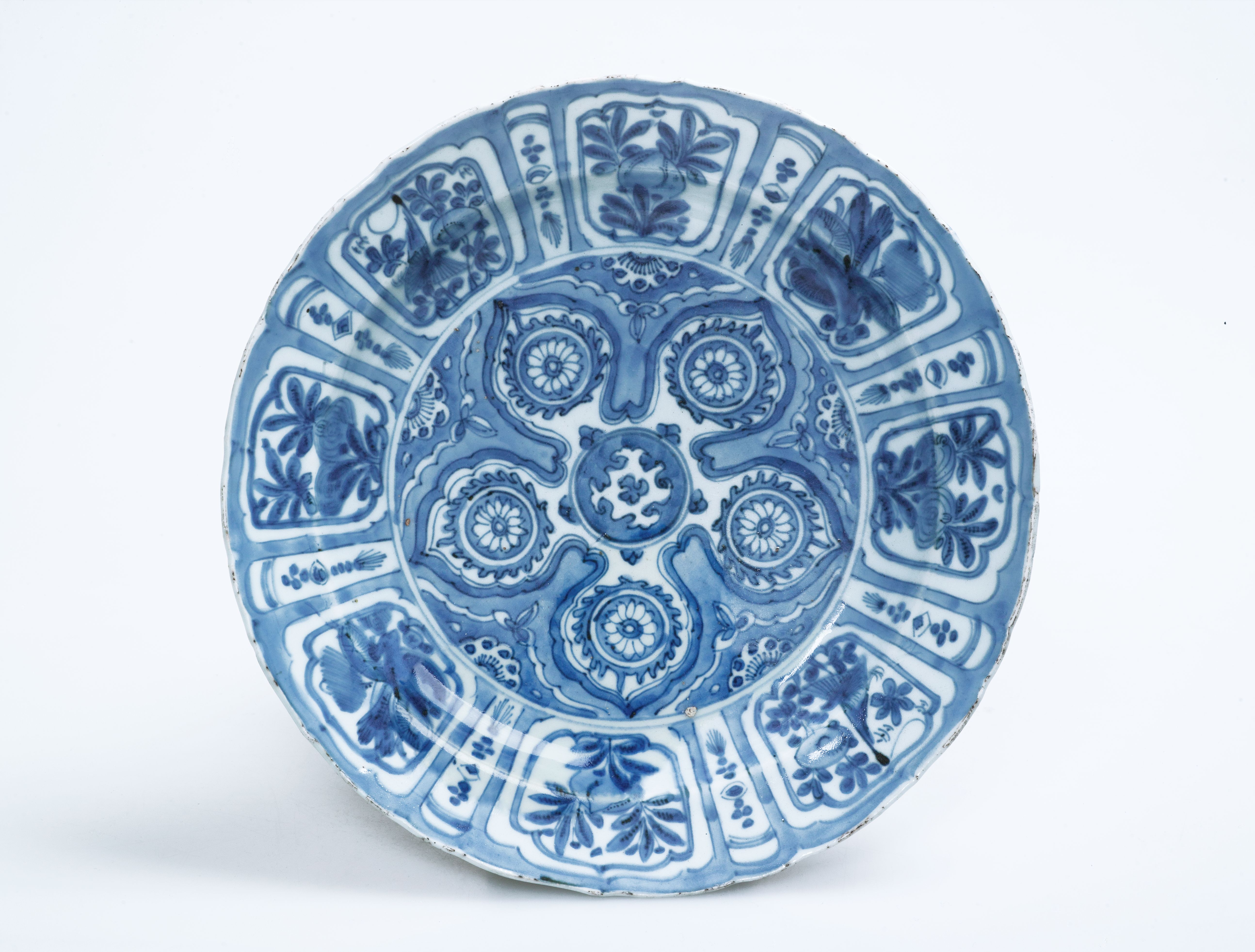 Schotel met decor van bloemvormig paneel, Keramiekmuseum Princessehof, Leeuwarden; Bruikleen Ottema-Kingma Stichting, OKS 1983-047