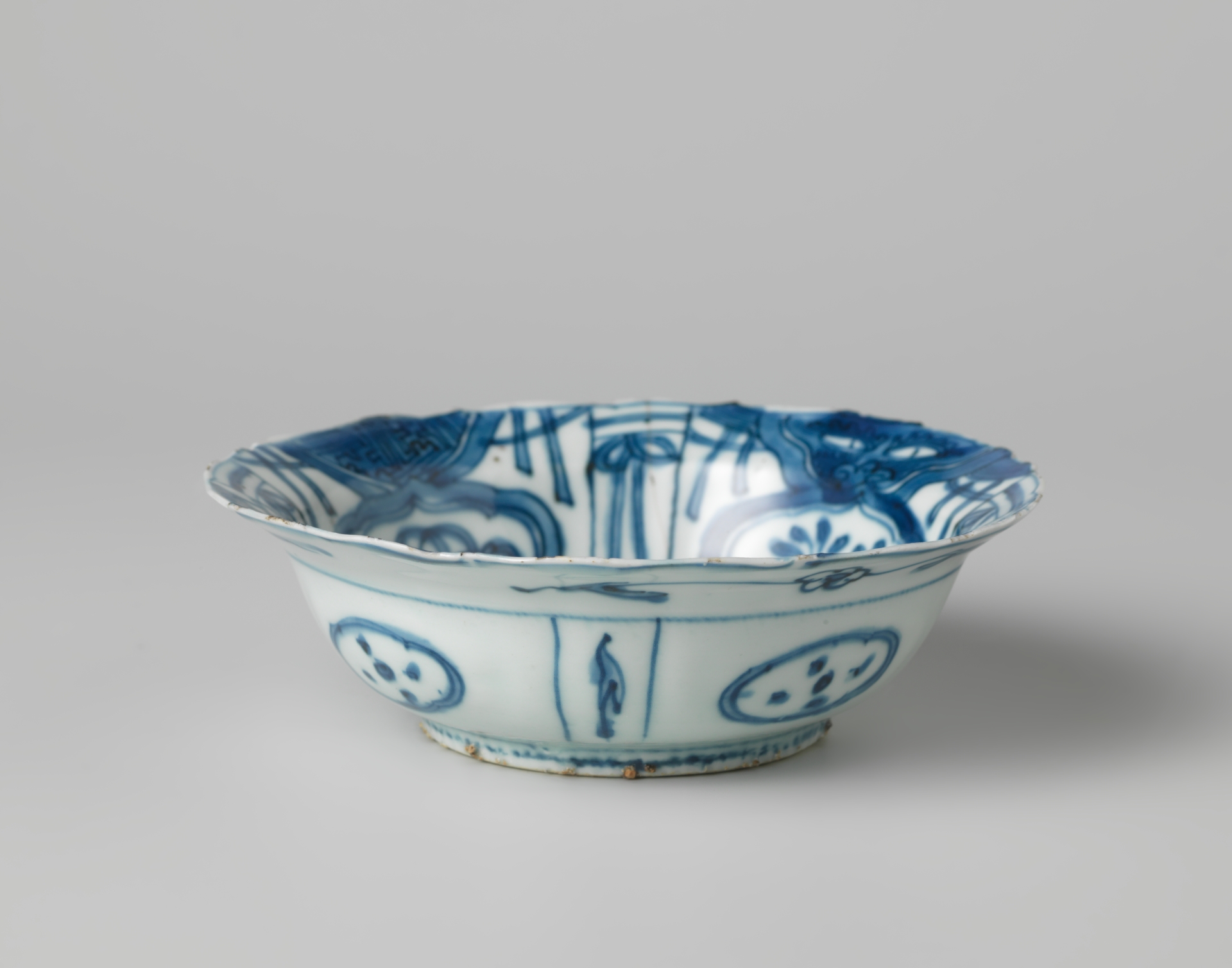 Klapmuts bowl with a bird on a rock among flowering plants, China, Jingdezhen, c. 1600 – c. 1649, diam 14,6 cm, h. 4,6 cm, porcelain, underglaze blue, Rijksmuseum, AK-RBK-15798-B