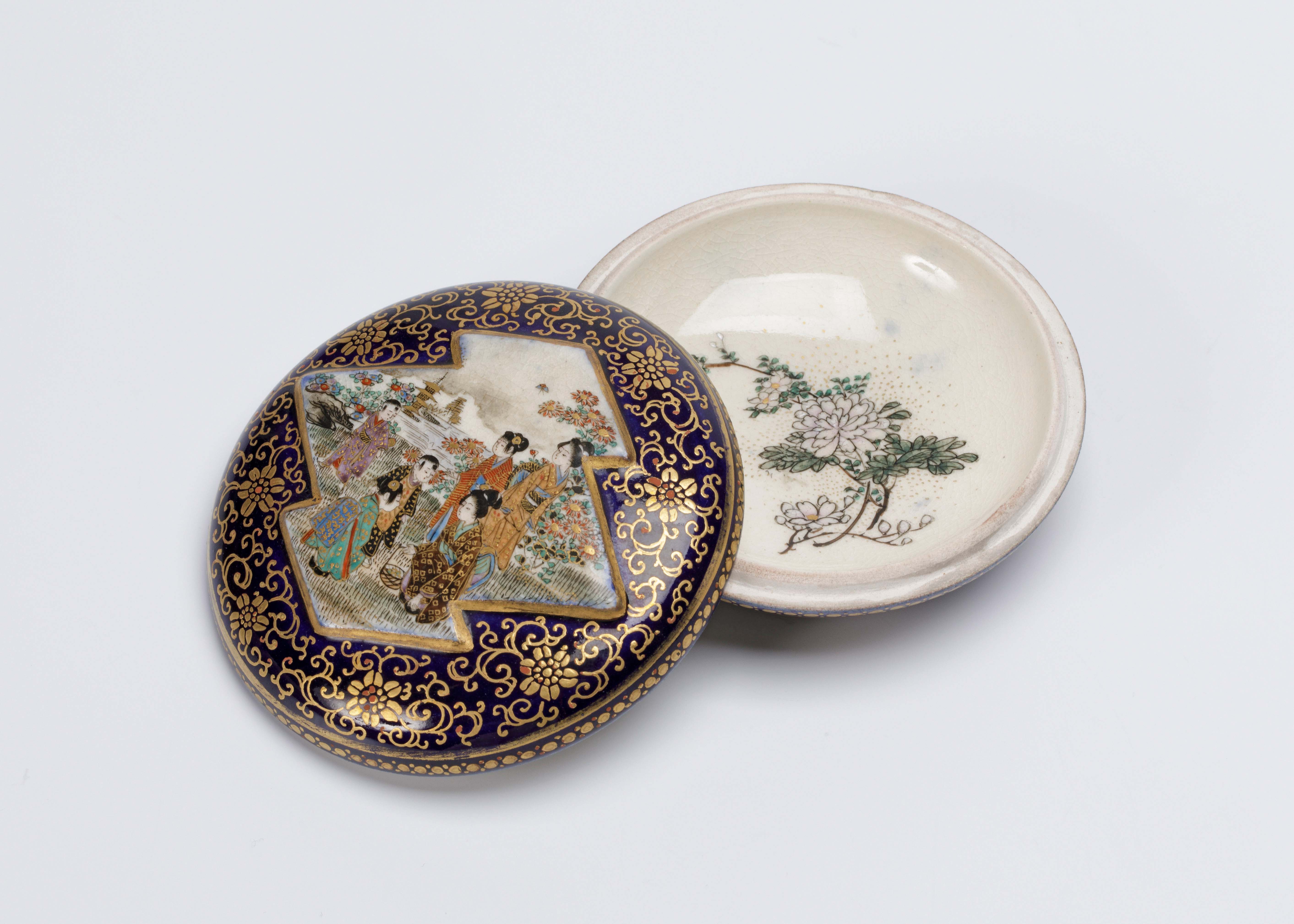 Covered box with children in a garden, Japan, Meiji period (1868–1912), h. 3,5 x diam. 7,9 cm, stoneware with underglaze cobaltblue, overglaze enamels and gilding, Wereldmuseum (donated 1 April, 1908), RV-1656-37a. 