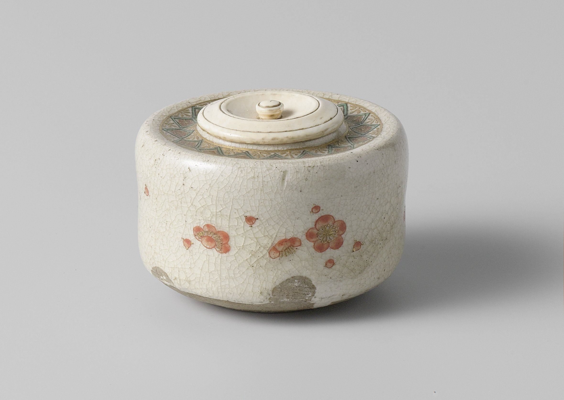 Tea caddy with prunuses and decorative border, Japan, 19th century, h. 4 x diam. 5,8 cm, stoneware with overglaze enamels and gilding, Rijksmuseum (on loan from KVVAK), AK-MAK-843.
