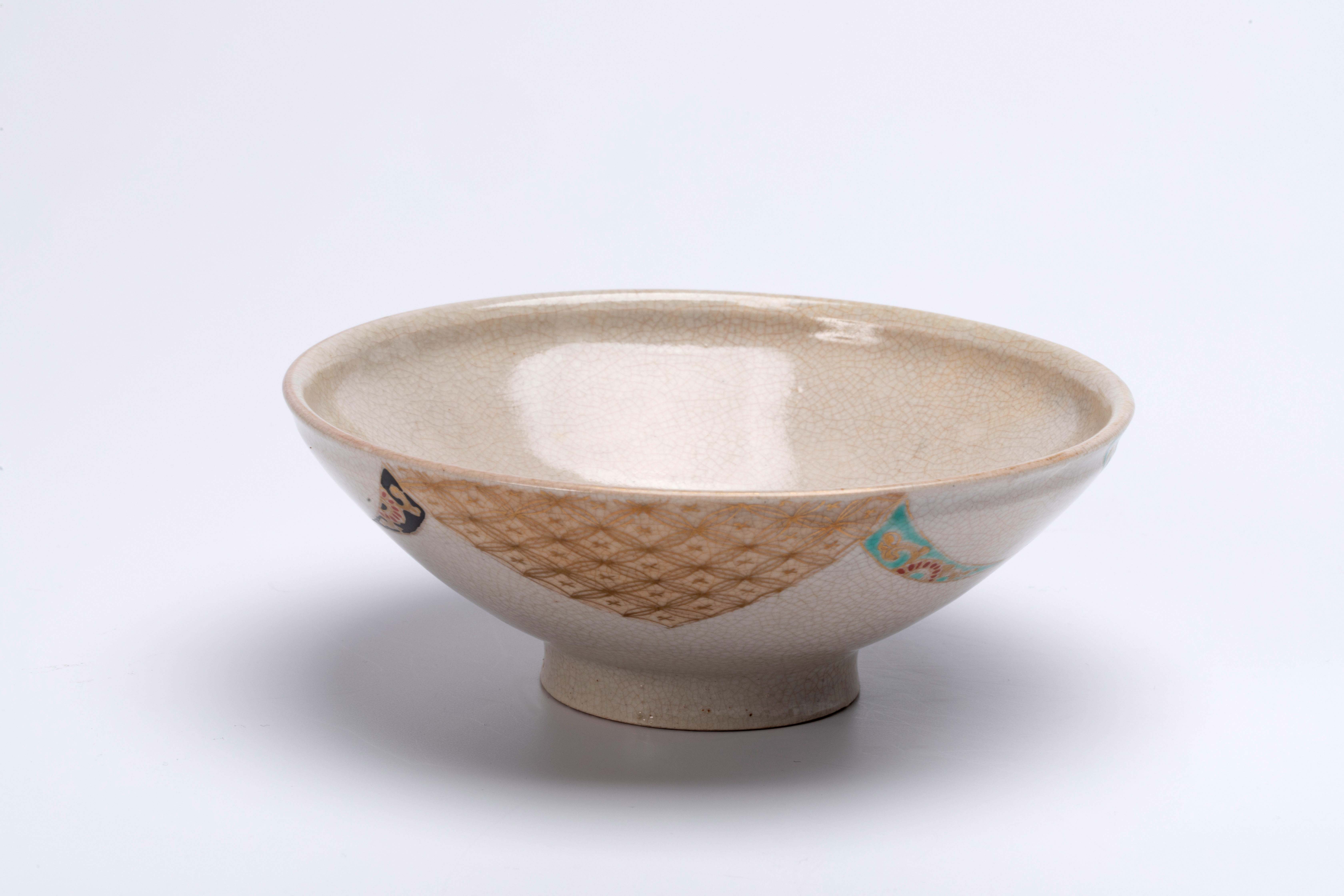 Tea bowl with textile pattern, Kagoshima, Japan, 18th century, h. 5,3 x diam. 13,5 cm, stoneware with overglaze enamels and gilding, Wereldmuseum (purchased 1 January, 1902), RV-1264-7.