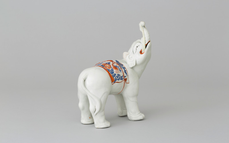 Kakiemon-stijl olifant, Japan, Edo-periode, porselein, bovenglazuur emailles ©Porzellansammlung, Staatliche Kunstsammlungen Dresden, foto: Adrian Sauer.