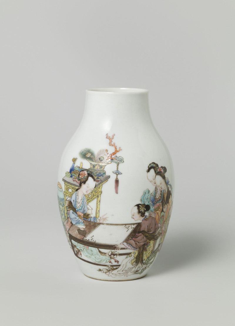 Vaas met go-spelende dames, Jingdezhen, China, Yongzheng-periode, gedateerd 1724, h. 15,3 cm, porselein, Rijksmuseum, AK-NM-6352-A