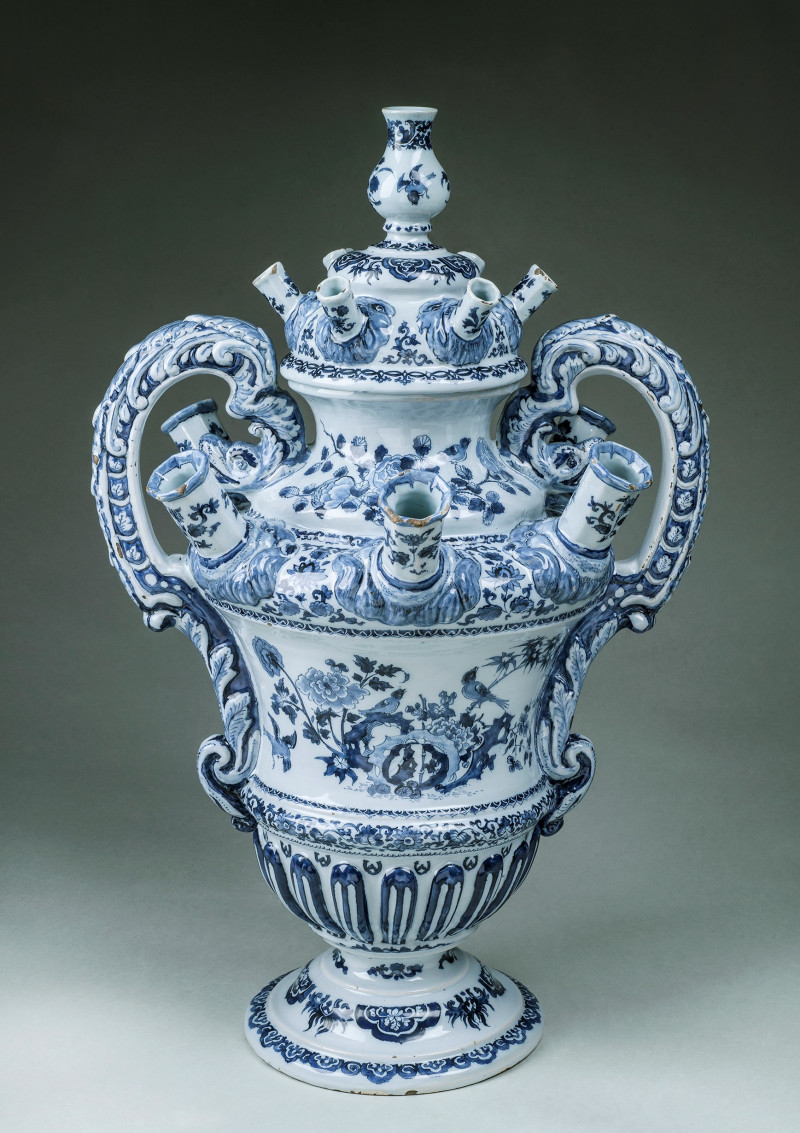 Bloemenhouder met decor van bloemen en planten  ca. 1690 Plateelbakkerij De Metaale Pot, periode Lambertus Cleffius Delft tinglazuuraardewerk  Keramiekmuseum Princessehof (bruikleen Ottema-Kingma Stichting, aangekocht met steun van de Vereniging Rembrandt), OKS 2013-002