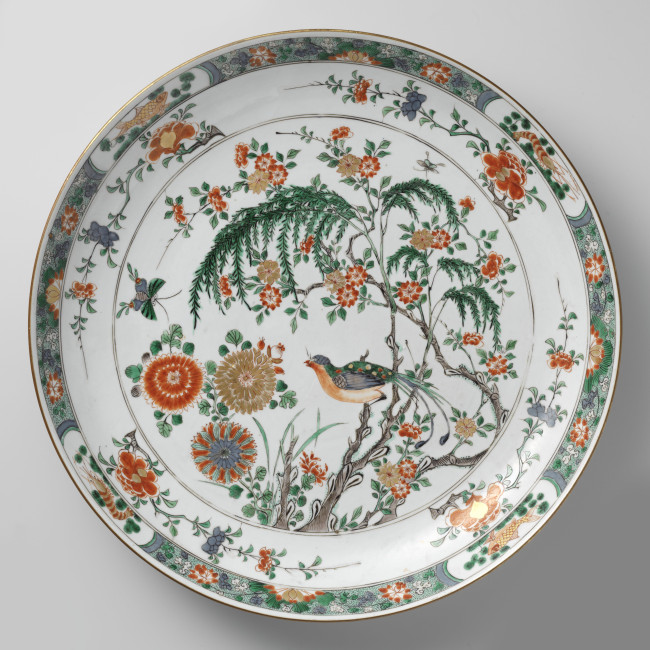 10. Schotel met bloemtakken, vogels en insecten, China, c. 1700-1725, d. 41,5 cm, porselein, famille verte, Rijksmuseum (Legaat van de heer J. Spoor, Muiden), AK-RBK-14728