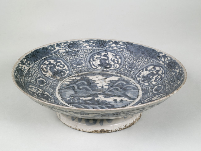 Fig. 10. Dish on a foot decorated with water landscape, Zhangzhou, China, c. 1570-1650, stoneware, d. 46.3 cm, Princessehof National Museum of Ceramics (on loan from the Ottema-Kingma Foundation), NO 02632. Photo: Johan van der Veer