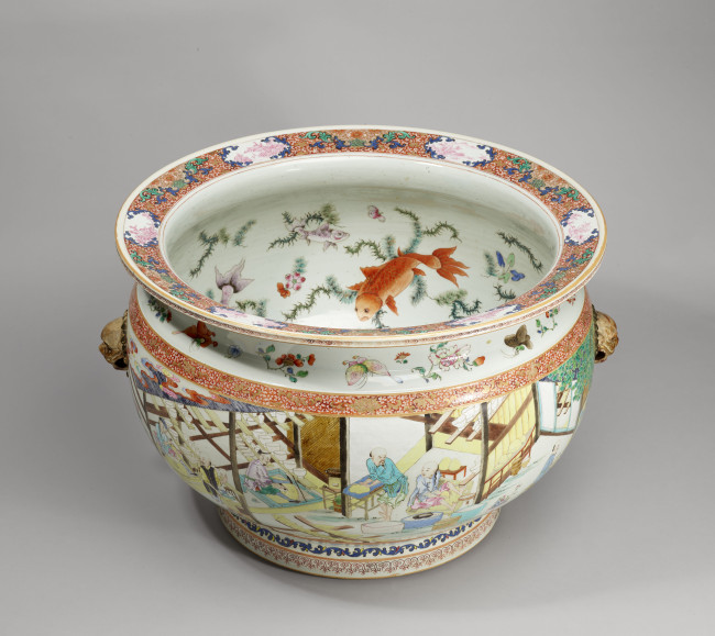 11. Porcelain fish bowl with overglaze decoration depicting a pottery, China, 1740-1750, 40 x 60.2 cm, Kunstmuseum Den Haag, 0558797