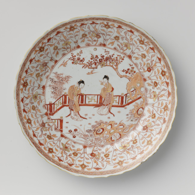 11. Schotel met vrouwen in tuinlandschap, China, ca. 1700 - ca. 1724, d. 27,8 cm, porselein, melk en bloed, Rijksmuseum (bruikleen KVVAK), AK-NM-12424-B