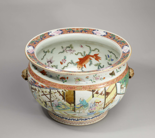 13. Vissenkom voorstelling van het pottenbakkersbedrijf, China, 1740-1750, d. 60,2 cm porselein, famille rose, Kunstmuseum Den Haag, 0558797