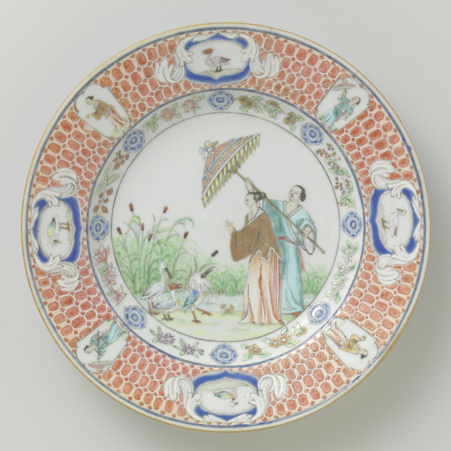 14. Bord met een voorstelling van de Parasoldames, ontwerp Cornelis Pronk, China, c. 1736 - ca. 1738, d. 22,1 cm, porselein, Rijkmuseum Amsterdam, AK-RBK-15939-A