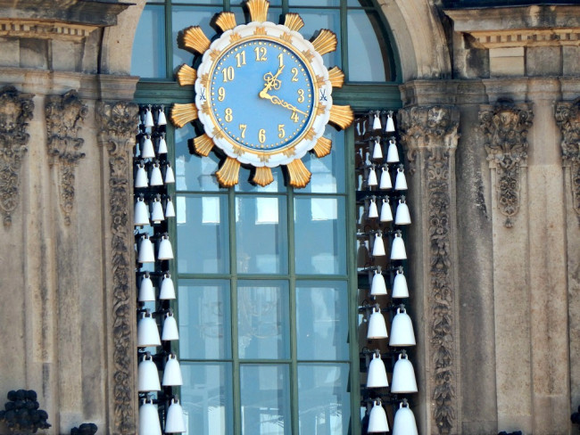 Het carillon van het Zwinger paleis in Dresden, Duitsland met porseleinen klokken gemaakt in de Meissen fabriek