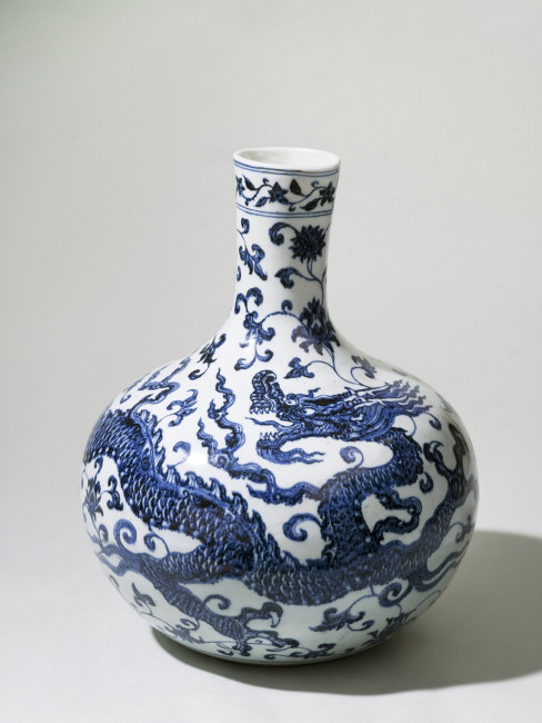 1. Large Vase, decorated in underglaze blue. Jingdezhen porcelain, China, Ming dynasty, Yongle (1403-1424), h. 43.0 cm, porcelain, Princessehof National Museum of Ceramics (on loan from the Ottema-Kingma Foundation), NO 01109.