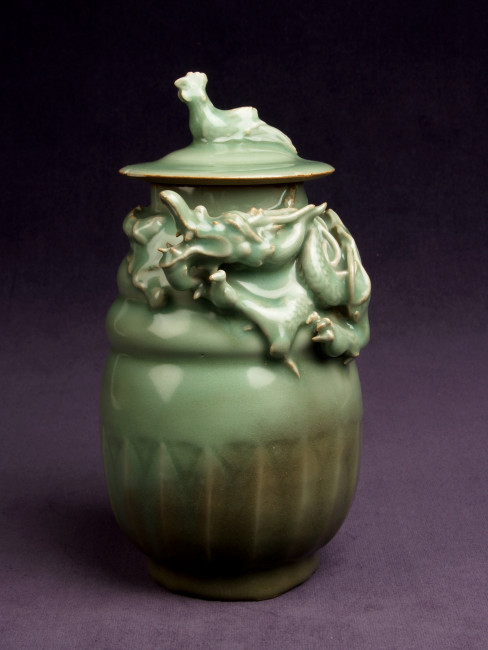 Urn met deksel en het decor van een draak gemaakt van celadon, China, c. 1127-1279, 12 x 22,3 cm, Keramiekmuseum Princessehof Leeuwarden (bruikleen De Ottema-Kingma Stichting), NO 0204