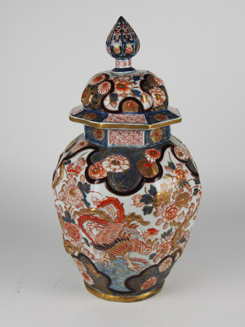 Dekselvaas, porselein, Japan, c. 1725-1750, d. 29 x 36 cm, Collectie Museum Prinsenhof Delft, bruikleen Rijksdienst voor het Cultureel Erfgoed, inv. no. LM 5092-A-B