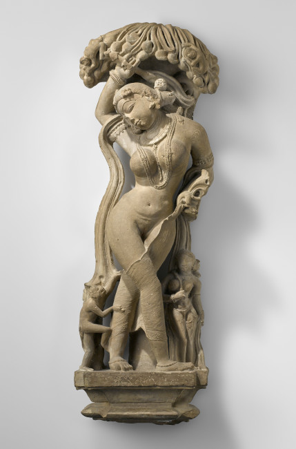 ‘Hemelse schone’, Khadjuraha, India, ca. 950, zandsteen, h. 96 cm., Rijksmuseum, collectie KVVAK, AK-MAK-185
