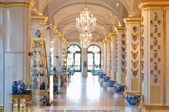 1.1 View of the Zwinger gallery with Chinese and Japanese Porcelain, Porzellansammlung. ©Porzellansammlung, Staatliche Kunstsammlungen Dresden, photo: Jürgen Lösel.