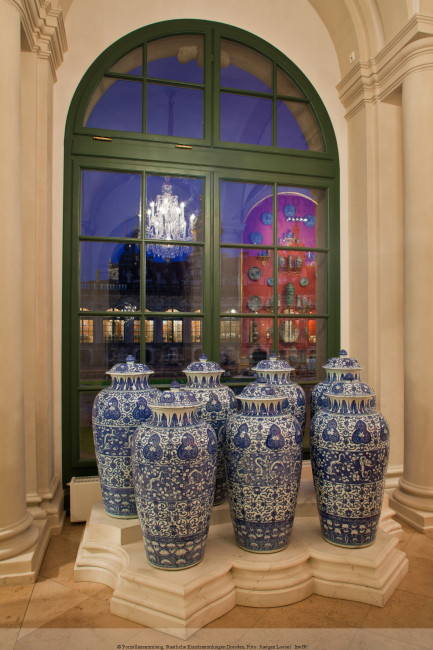 3. Monumental covered jars, so-called Dragoon Vases, China, Qing dynasty, Kangxi period, around 1700, h. ca. 103.0 cm, porcelain, underglaze blue, Porzellansammlung, Staatliche Kunstsammlungen Dresden, PO 1010, PO 1011, PO 1014, PO 1017, PO 9130, PO 9172. ©Porzellansammlung, Staatliche Kunstsammlungen Dresden, photo: Jürgen Lösel.