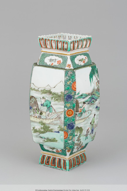 4. Lantern, China, Qing dynasty, Kangxi period, early 18th century, h. 33.8 cm, d. 15.2 cm, porcelain, enamel colours and gold, Porzellansammlung, Staatliche Kunstsammlungen Dresden, PO 3318. ©Porzellansammlung, Staatliche Kunstsammlungen Dresden, photo: Adrian Sauer.