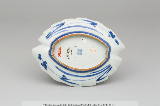 7. Leaf-shaped plate with incised and blackened Palace Number and fuku mark, Japan, Edo period (1603 - 1868), 1660 - 1680, h. 10.8 cm, w. 7.0 cm, l. 14.5 cm, Porcelain, underglaze blue, Porzellansammlung, Staatliche Kunstsammlungen Dresden, PO 636. ©Porzellansammlung, Staatliche Kunstsammlungen Dresden, photo: Adrian Sauer.