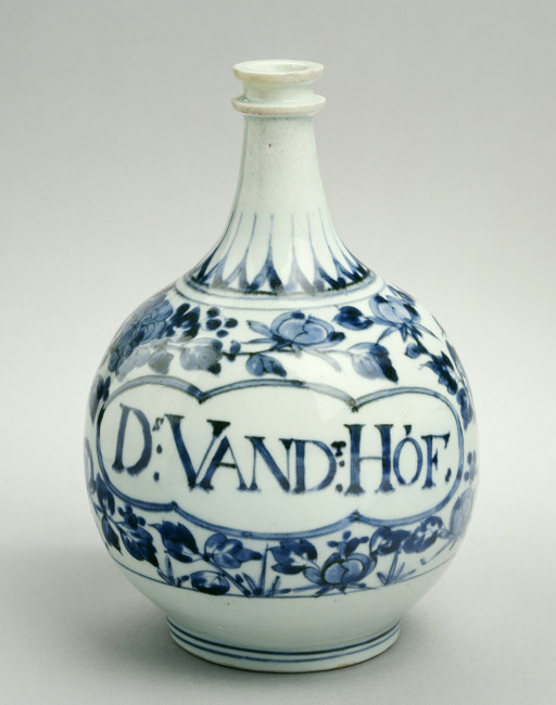 7. Japanese bottle with inscription ‘Ds:VANDr: Hof.’, 1670–1700, Jan Menze van Diepen Foundation, JMD-P-2187