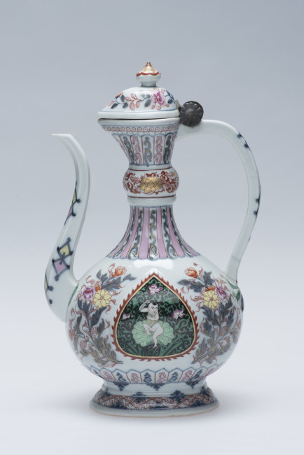 Early example of Chine-de-commande: Ewer, famille verte, Jingdezhen, China, Yongzheng period, 1725-1735, porcelain, famille verte, Groninger Museum, 2008.0097. Photo: Arjan Verschoor
