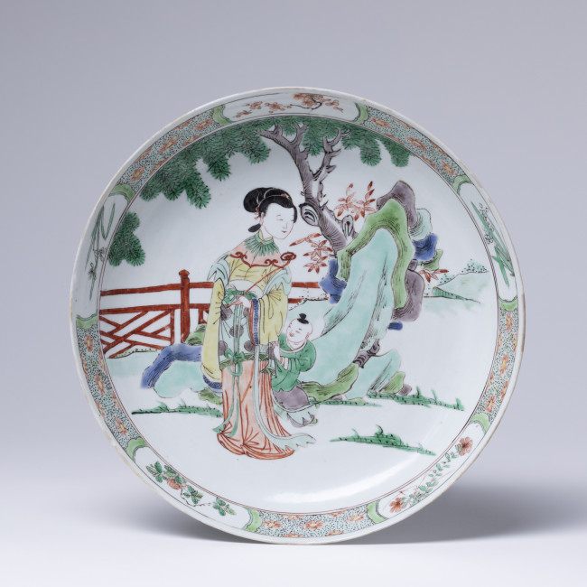 Dish with woman in landscape, Jingdezhen, China, Kangxi period, c. 1700, d. 27,7 cm, porcelain, famille verte, Groninger Museum, 1985.0585.01. Photo: Heinz Aebi