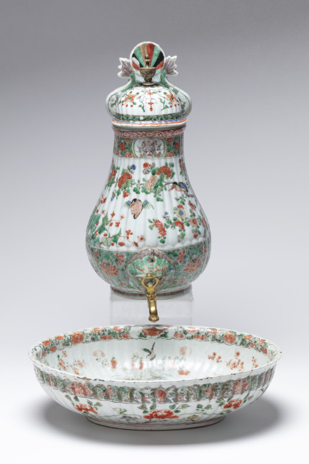 Early example of Chine-de-commande: Fountain and basin, Jingdezhen, China, Kangxi period, c. 1700, h. 44,5 cm (fountain), porcelain, famille verte, Groninger Museum, 2015.0389.01. Photo: Heinz Aebi