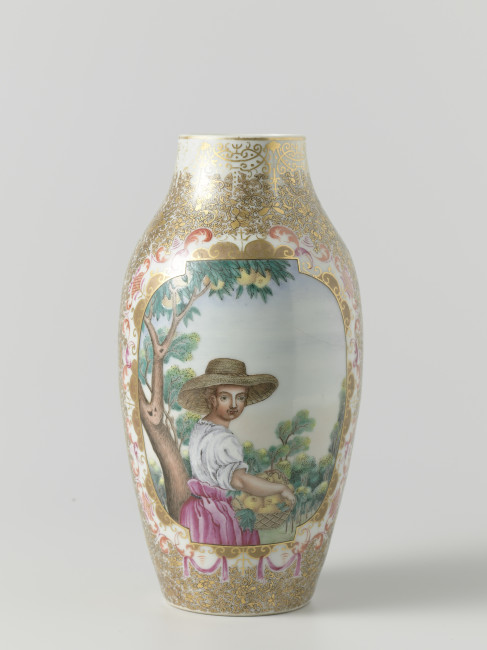 Vaas met een voorstelling van een Europese man en een Europese vrouw, Jingdezhen, China, Qianlong-periode, ca. 1740-1760, h. 21 cm, porselein, Rijksmuseum, AK-NM-13365