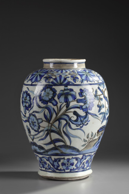 7. Vase made of frit, Iran, 19th century, 38 x 27.5 cm, acquired from Albertus P. H. Hotz (1855–1930) in 1904, WM-7686