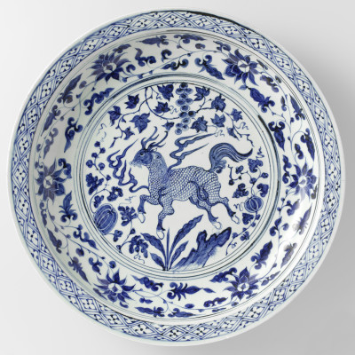 3. Schotel met een qilin bij een rots tussen planten, Jingdezhen, China, Yuan-dynastie (1279-1368), d. 45,7 cm, porselein met onderglazuur kobaltblauw, Rijksmuseum Amsterdam, AK-RBK-1965-88, http://hdl.handle.net/10934/RM0001.COLLECT.3153 