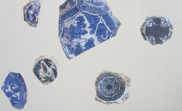 Figure 1 Porcelain fragments of dishes and bowls from the Mauritius shipwreck (1609), Musée de la Compagnie des Indes, Port Louis, France. Photo: Christine van der Pijl-Ketel.