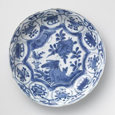 Figure 11. A saucer dish from the Witte Leeuw, diameter 20.2 cm.Inv_.nr_. NG-1977-163-W. Rijksmuseum..jpg