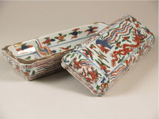 Penselendoos beschilderd met draken en feniksen, China, Wanli-periode (1573-1620), porselein met onderglazuur blauw en emails op het glazuur, h. 10 cm, l. 30 cm, b. 10 cm, Keramiekmuseum Princessehof (bruikleen Ottema Kingma Stichting), OKS 1992-014.A-B