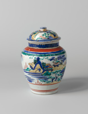 Dekselvaas beschilderd met een landschap, Japan, 1660-1680, porselein met emails op het glazuur, h. 17 cm, diam. 12,3 cm, Rijksmuseum, AK-NM-6460