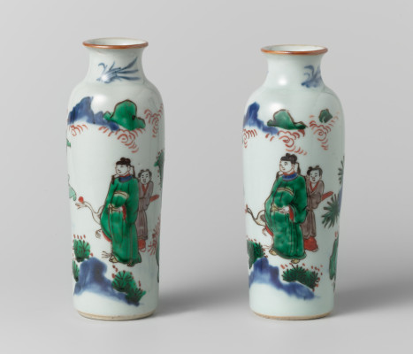 Twee kleine rolwagenvazen, China, 1645-1660, porselein met onderglazuur blauw en emails op het glazuur, h. 19,8 cm, diam. 7,1 cm, Rijksmuseum, AK-NM-6445-A/B