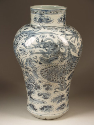 Drakenvaas, Korea, 19e eeuw, h. 48,5 cm, porselein, Princessehof Nationaal Keramiekmuseum (bruikleen van de Ottema-Kingma Stichting), OKS 1967-040.