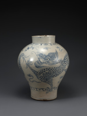Drakenvaas, Korea, 18e eeuw, h. 42 cm, porselein, Wereldmuseum Leiden, RV-2135-1.