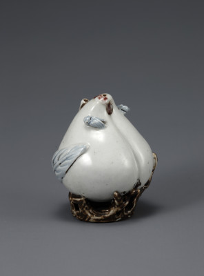 Waterdruppelaar in de vorm van een perzik, Korea, 19e eeuw, h. 11 cm, porselein, Wereldmuseum Leiden, RV-5935-20.