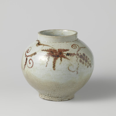Pot met onderglazuurdecoratie van wijnranken, Korea, 18e eeuw, h. 21,4 cm, porselein, Rijksmuseum (bruikleen van de Koninklijke Vereniging van Vrienden der Aziatische Kunst), AK-MAK-551