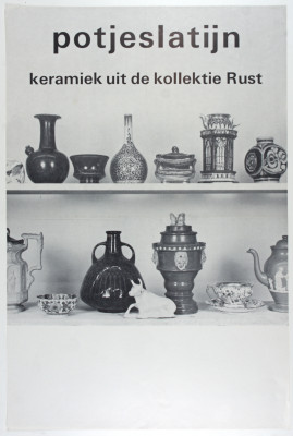 2.	Tentoonstellingsaffiche ‘Potjeslatijn. Keramiek uit de kollektie Rust’, Collectie Museum Prinsenhof Delft, PDC 1050