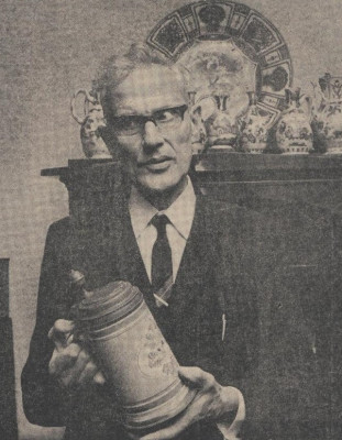 1.	Portret van Willem Jan Rust, in Toon van Severen, “Verzameling te geef: Het trieste lot van een aardewerk-minnaar,” Het Parool 31 juli 1970, p. 15