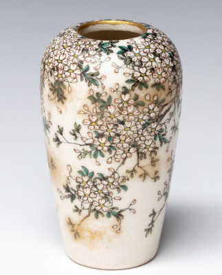 Miniature vase with white cherry blossom, Kinkōzan Sōbei VII 七代錦光山宗兵衛 (1868–1927), Kyoto, Japan, 1880-1920, h. 6.2 x diam. 4 cm, stoneware with overglaze enamels and gilding, Groninger Museum (on loan from Anders Foundation), 2019.1224.