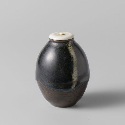 Tea caddy with bluish-black glaze, Kagoshima, Japan, 1600-1800, h. 9 x diam. 6.8 cm, earthenware, Rijksmuseum (on loan from KVVAK), AK-MAK-757