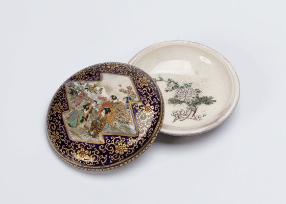 Covered box with children in a garden, Japan, Meiji period (1868–1912), h. 3.5 x diam. 7.9 cm, stoneware with underglaze cobalt blue, overglaze enamels and gilding, Wereldmuseum (donated April 1, 1908), RV-1656-37a.