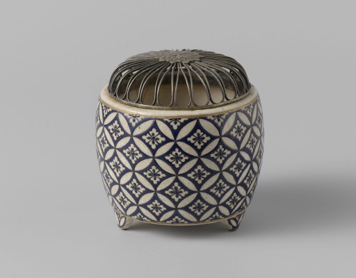 Incense burner with geometric pattern and metal cover, Tanzan 丹山 studio, Kyoto, Japan, 19th century, h. 9 x diam. 8.2 cm, stoneware with overglaze enamels, metal (cover), Rijksmuseum (on loan from KVVAK), AK-MAK-862